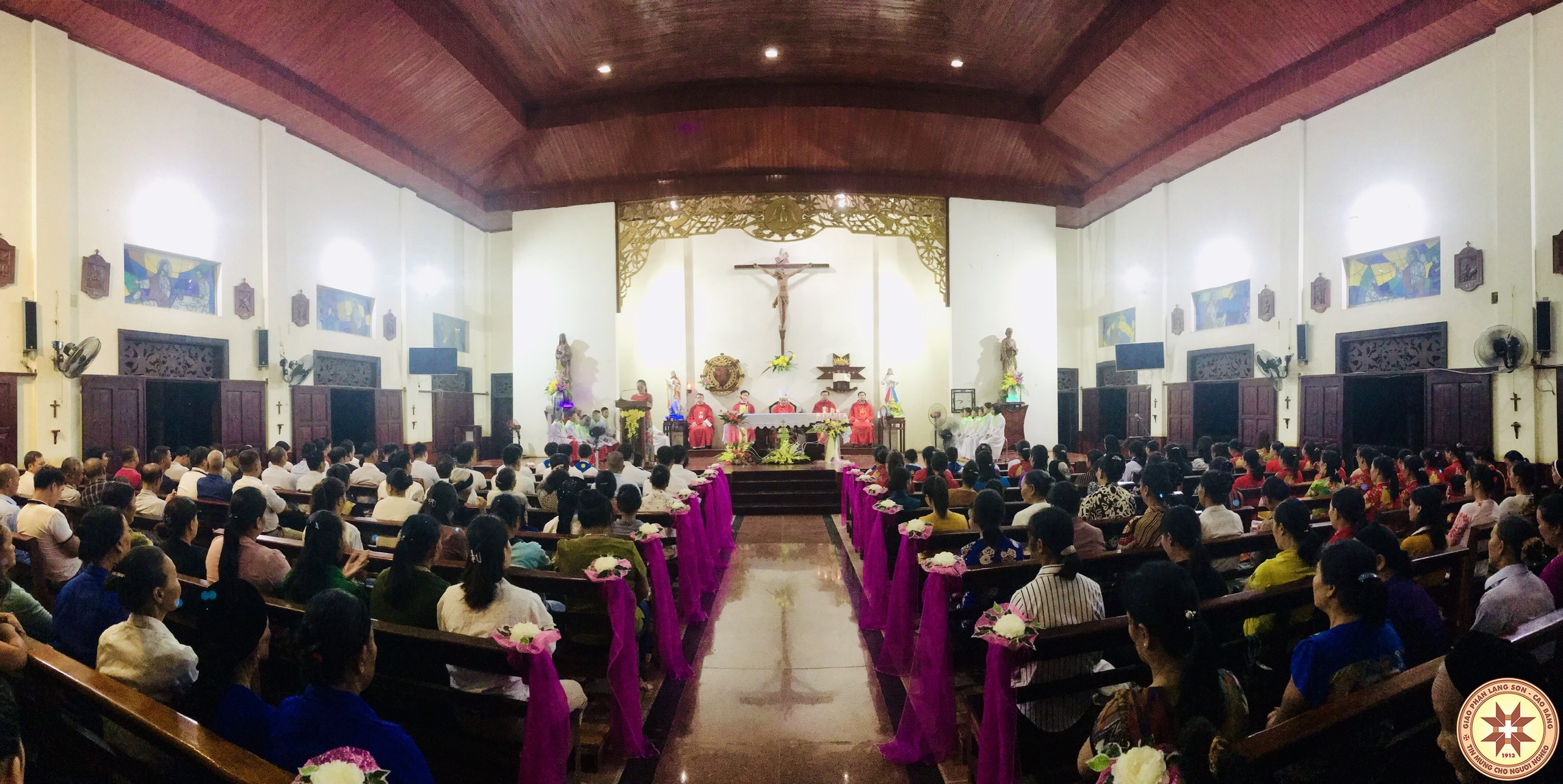 Đức cha Giuse cử hành Thánh lễ ban Bí tích Thêm Sức tại Giáo xứ Bó Tờ