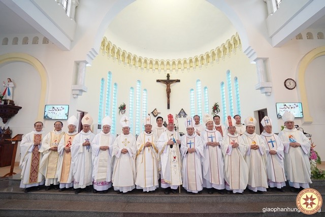 Thánh lễ tạ ơn kết thúc sứ vụ của Đức cha Gioan Maria Vũ Tất và khởi đầu sứ vụ của Đức cha Phêrô Nguyễn Văn Viên