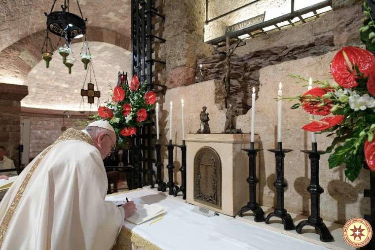 Đức Thánh Cha  ký thông điệp "Tất cả anh em" tại mộ thánh Phanxicô ở Assisi