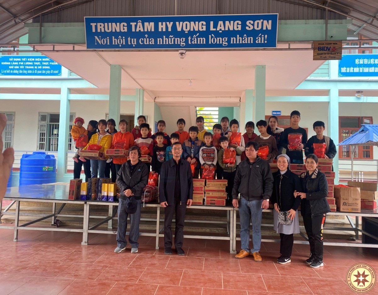 Caritas Giáo phận Lạng Sơn- Cao Bằng, thăm và tặng quà tết cho các trẻ em mồ côi  tại trung tâm Hy Vọng Lạng Sơn