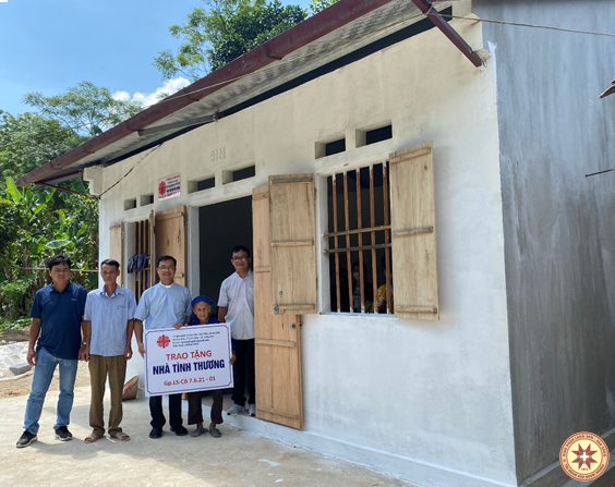 Ban Caritas Giáo phận trao nhà tình thương