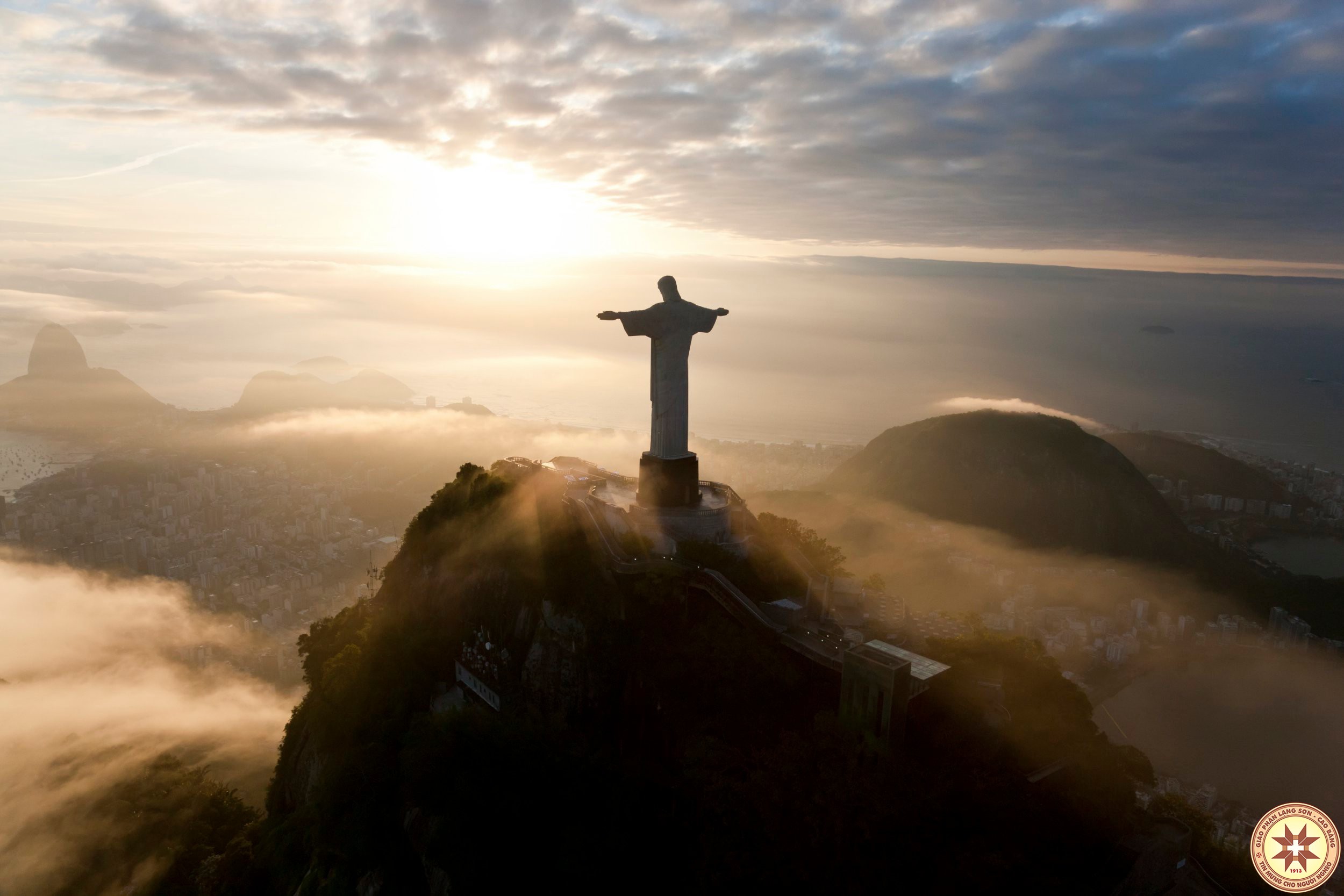 Chúa Giêsu hiện diện với chúng ta bằng cách nào sau khi Ngài về trời